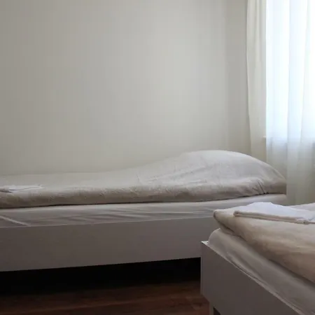 Проживание в семье Fredry 8 *